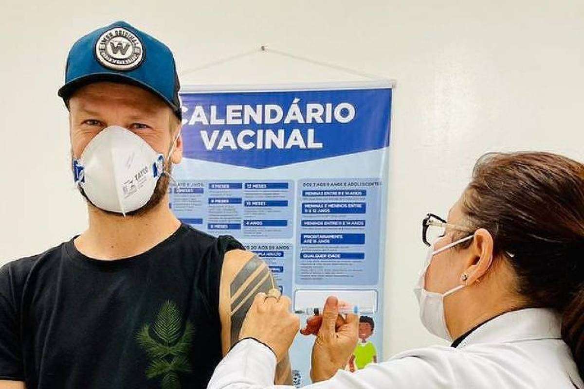 Rodrigo Hilbert se vacina e vira alvo de piadas: 'Inventou a seringa' - Vimarsana News