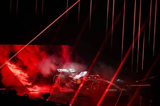Longe das pistas, F1 apresenta nova temporada com show em arena