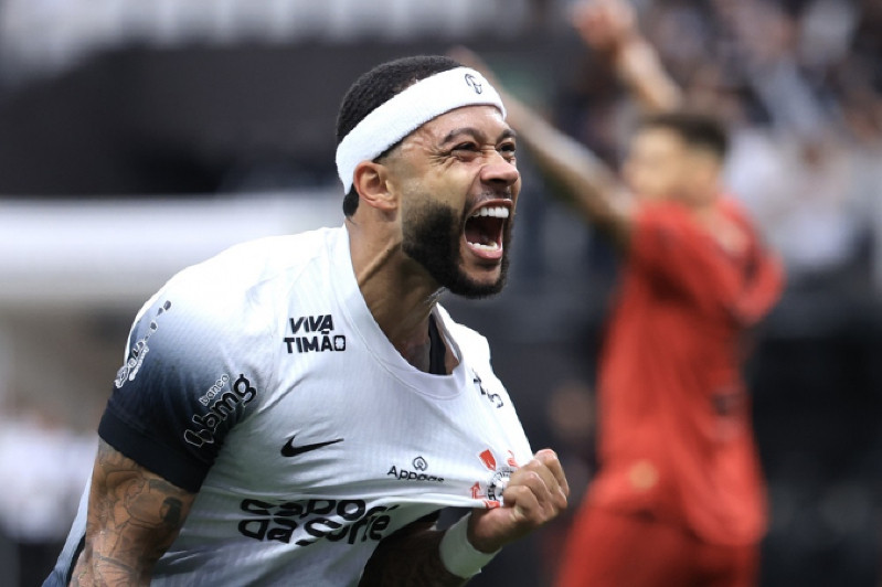 Memphis se irrita ao ter desempenho comparado no Corinthians e