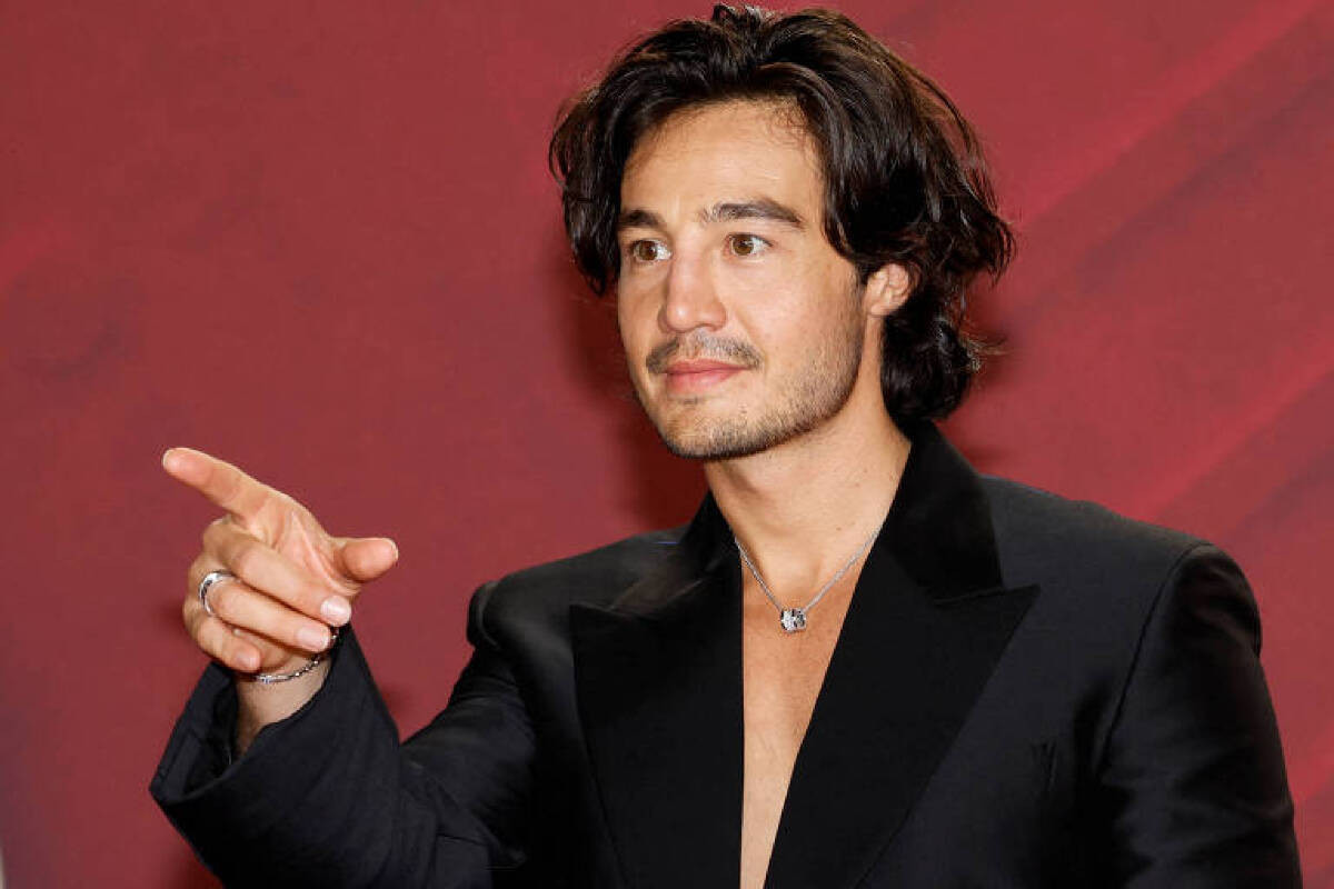 Tiago Iorc canta com Iza e Ney Matogrosso em disco: 'Só gente mais ou menos', brinca