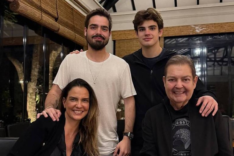 Faustão aparece em foto ao lado da família para comemorar aniversário de casamento | Diario de Cuiabá