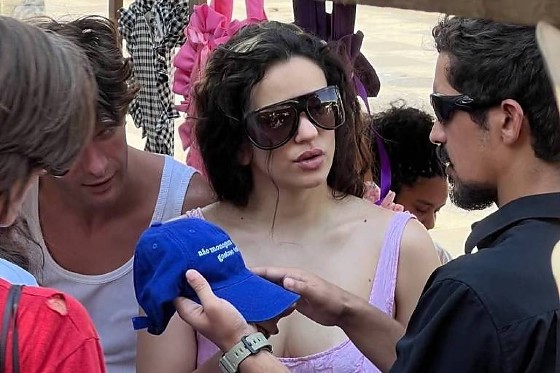 Rosalía encanta a los fans en tradicional feria de antigüedades en Río