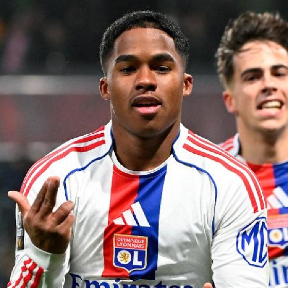 Endrick tem atuação de gala, faz três gols e comanda vitória do Lyon sobre o Metz