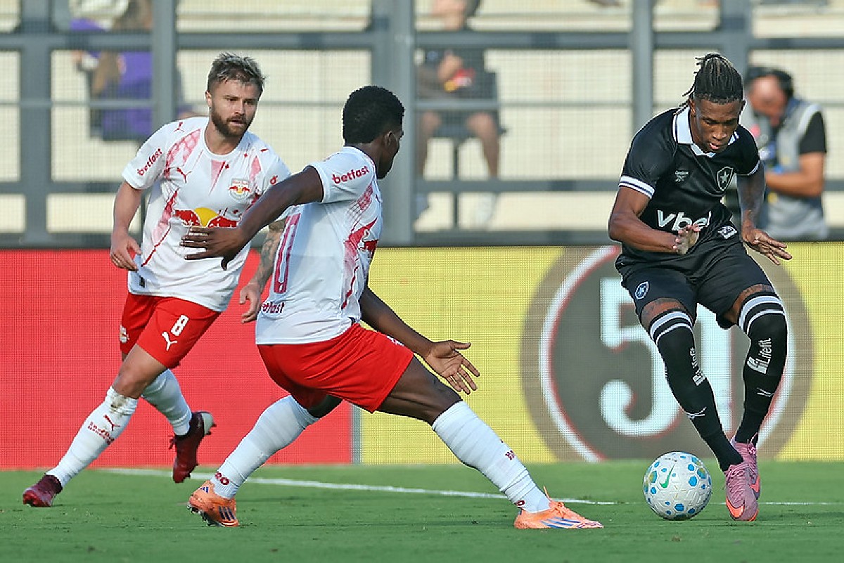 Botafogo usa bem a bola parada, vence o Red Bull Bragantino e respira no BrasileirĂŁo