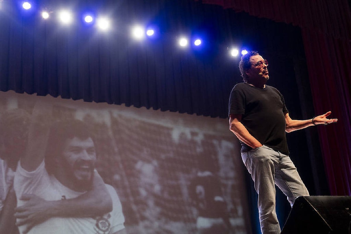 Casagrande conta histórias sobre Sócrates, Rita Lee e Baby do Brasil no teatro