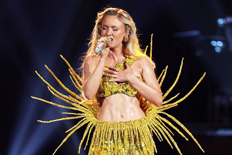 Como Zara Larsson retorna às paradas com som que a consagrou há 10