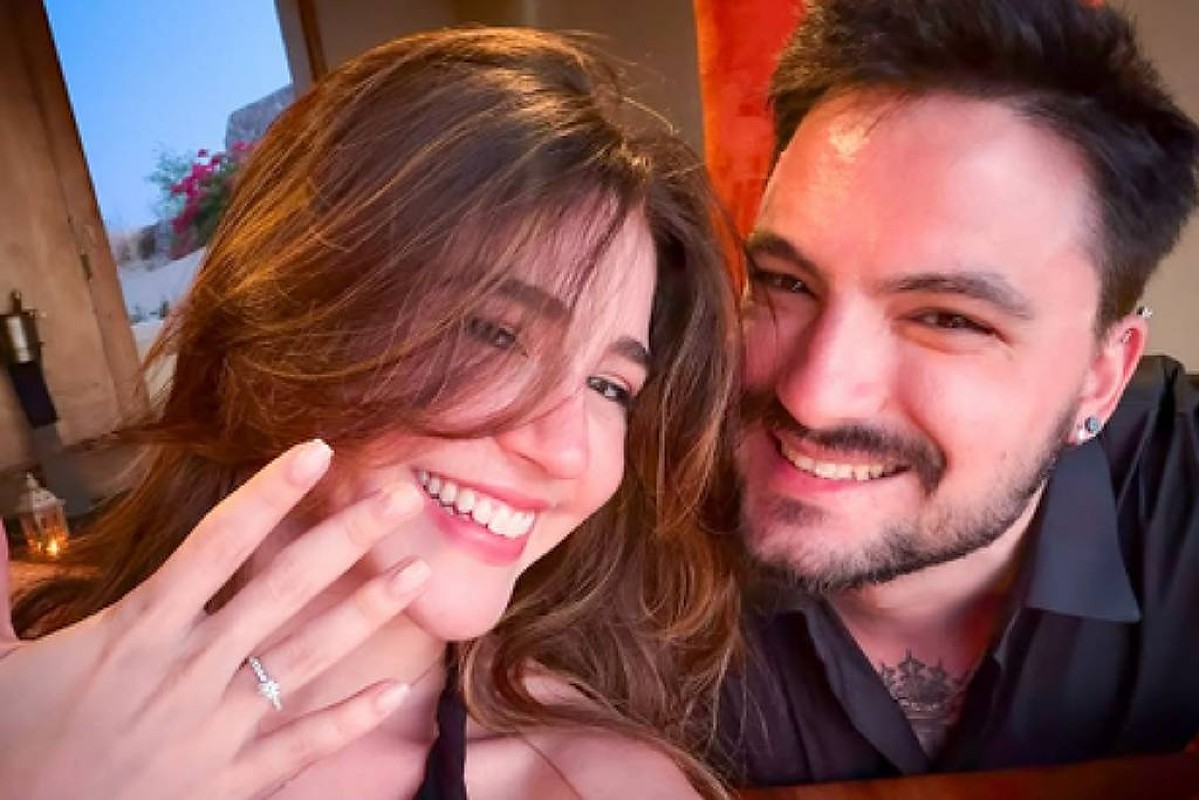 Felipe Neto anuncia noivado com Juliane Carvalho na GrĂŠcia