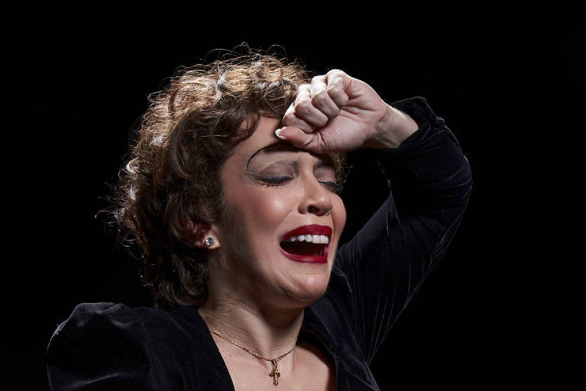 Laila Garin encarna Édith Piaf e suas contradições em novo musical biográfico