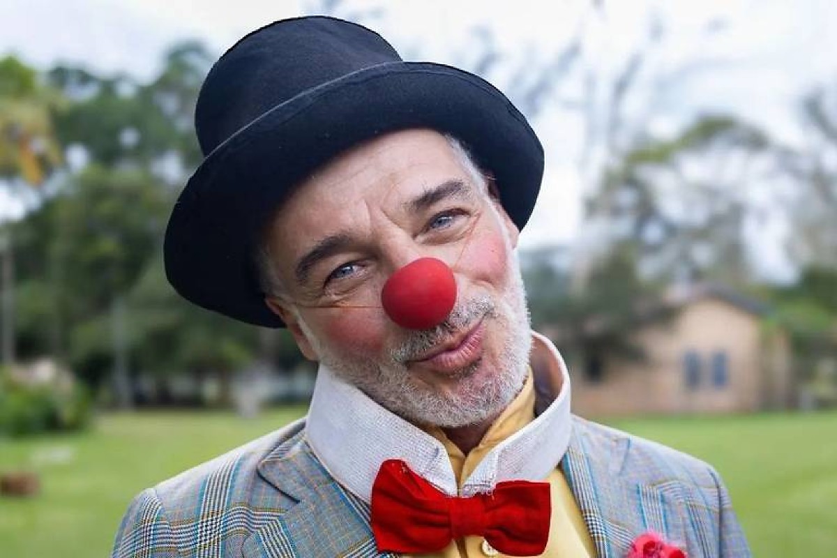 Morre Carlos Cesare, palhaço e ator do Qual É a Música de Silvio Santos, aos 60 anos