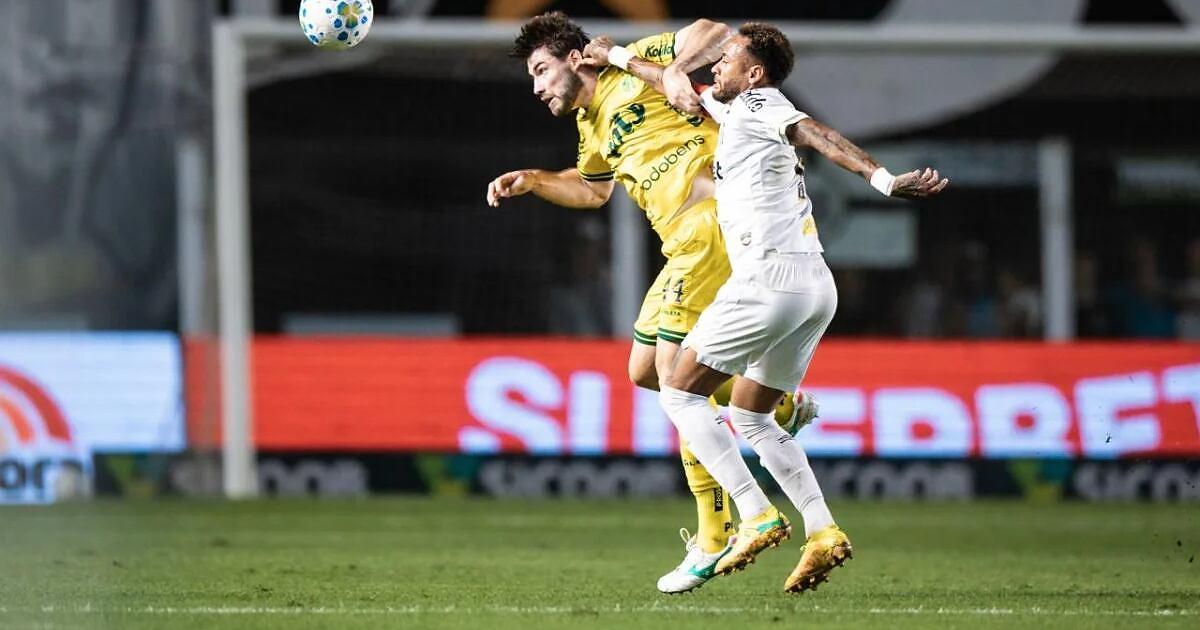 Reinaldo lamenta cusparada da torcida do Santos na Vila: 'Nojento, lamentĂĄvel e vergonhoso'