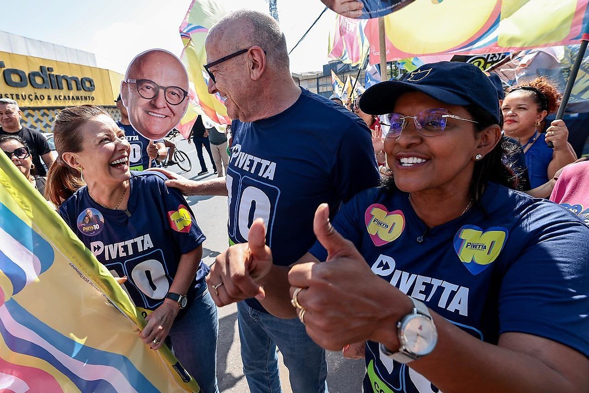 Otaviano Pivetta encerra campanha com caminhada em Várzea Grande, MT
