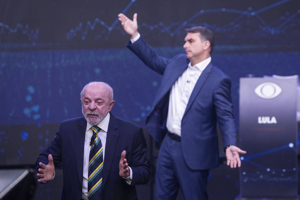 Globo terá regra 'antideboche' e proíbe Flávio Bolsonaro de aparecer atrás de Lula em debate
