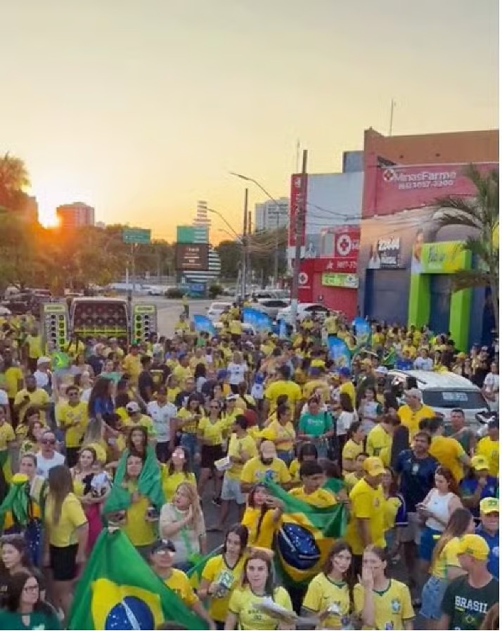 Mauro Mendes defende Flávio Bolsonaro em ato político em Cuiabá