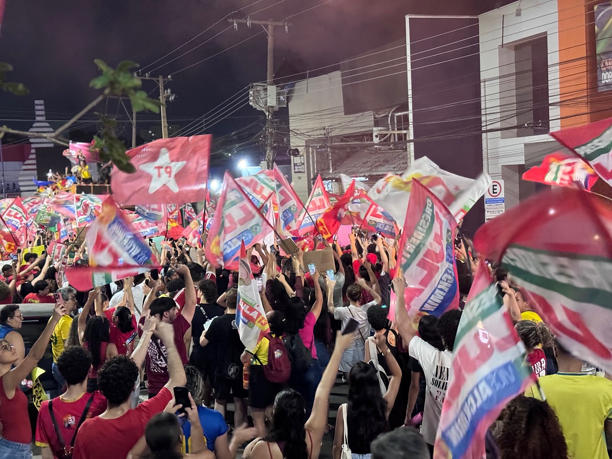 Apoiadores de Lula realizam caminhada política em Cuiabá, MT