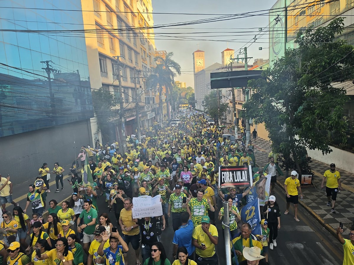 Apoiadores de Flávio Bolsonaro fazem manifestações em Cuiabá e Rondonópolis, MT