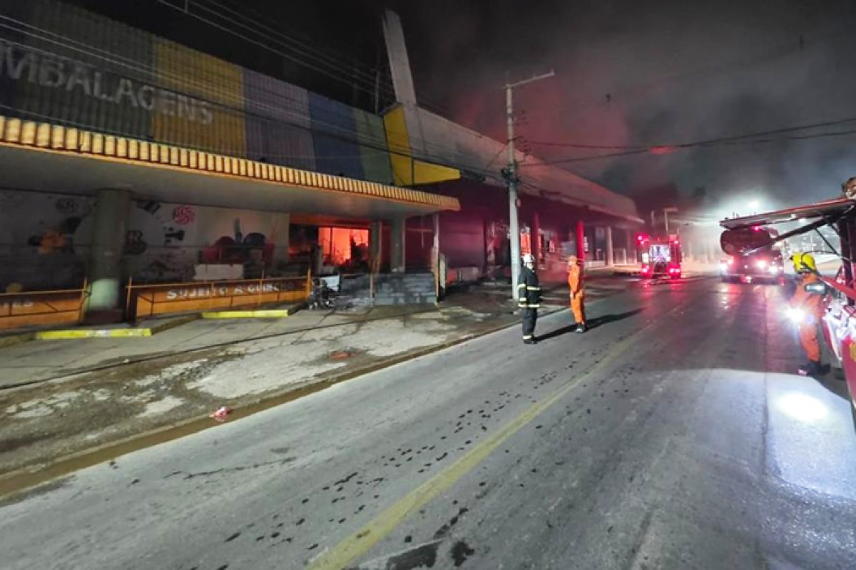 Incêndio destrói duas lojas na região do Despraiado, em Cuiabá